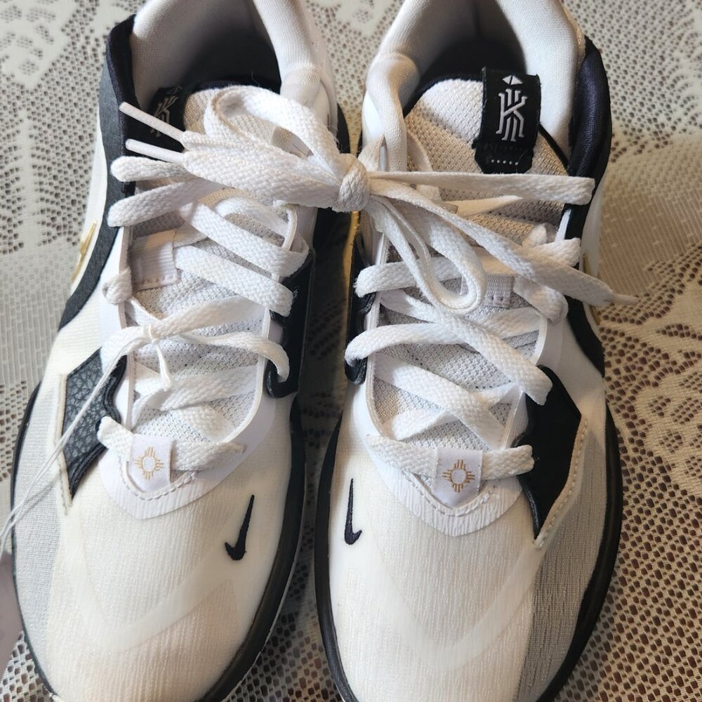 Basketball shoes - Picture 2 of 2